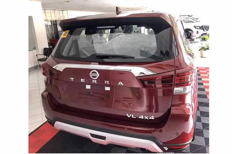 Thiết kế khu vực phía sau xe cũng đem lại cảm giác nam tính mạnh mẽ. Cụm đèn hậu đã được định hình lại, dòng chữ Terra trải dài và một dải chrome hình vòm bo phía trên hốc biển số. Bộ cản cũng đã được làm lại, với những miếng phản quang "mắt mèo" được gắn xuống sâu hơn. Bộ mâm 6 cánh với nhiều nét cắt vuông vức 18 inch cũng được sử dụng trên Terra mới, đi kèm với đó là bộ lốp Bridgestone Dueler H/T.