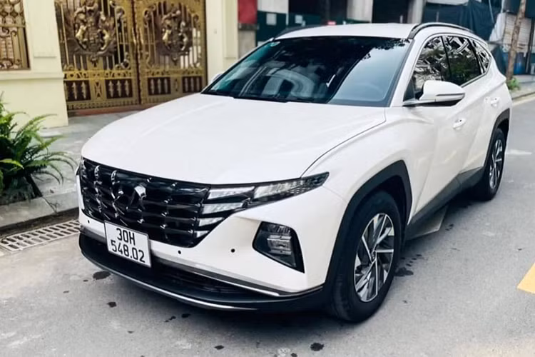 Mới đây, một chiếc Hyundai Tucson 2022 chạy lướt phiên bản máy dầu 2.0L Đặc Biệt lăn bánh 900km đang được chào bán với giá “thách cưới” 1,180 tỷ đồng tại Hà Nội, mức giá này cao hơn 150 triệu đồng so với mức giá niêm yết 1,030 tỷ đồng của Tucson 2022 phiên bản máy dầu 2.0L Đặc Biệt. Nếu đặt mua từ lâu, chủ chiếc Tucson 2022 này chạy chán bán lại vẫn có lời.
