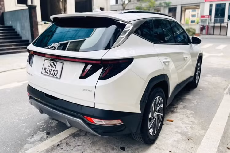 Cung không đủ cầu khi xe mới gặp khó khi sản xuất vì tình trạng thiếu chip, Tucson 2022 đang rơi vào tình trạng khan hàng khiến giá bán thực tế tại đại lý chênh giá bán niêm yết cả trăm triệu đồng. Chính vì thế, xe chạy “lướt” ngoài thị trường tự tin chào giá hơn cả trăm triệu đồng là điều dễ hiểu. Nếu yêu thích dòng xe này và không muốn chờ đợi, thì chiếc Tucson 2022 phiên bản máy dầu 2.0L Đặc Biệt này là một gợi ý cho khách hàng Việt yêu xe Hàn.