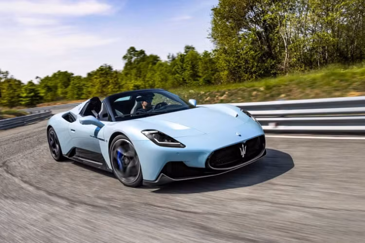 MC20 Cielo nhận được nhiều nâng cấp giống như trên Maserati MC20 coupe năm 2023, bao gồm cần điều khiển mới phía sau vô lăng, nút bật đèn mới và công nghệ an toàn bổ sung. như tính năng phanh khẩn cấp tự động, nhận dạng biển báo giao thông và camera 360 độ. Mức giá xe Maserati MC20 Cielo hiện chưa công bố.