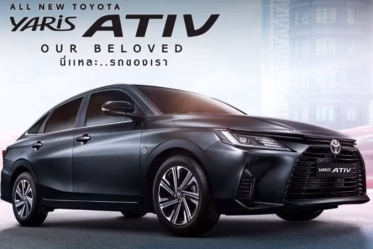 Toyota Vios 2023 sở hữu hàng loạt trang bị đáng chú ý như đèn pha LED toàn phần với tính năng tự động bật/tắt, dải đèn LED định vị ban ngày, vành hợp kim 16 inch với thiết kế 7 chấu và sơn 2 màu thể thao, đi với lốp 195/60 R16, ốp gương ngoại thất tích hợp đèn báo rẽ/camera cập lề, anten vây cá trên nóc và đèn hậu LED.