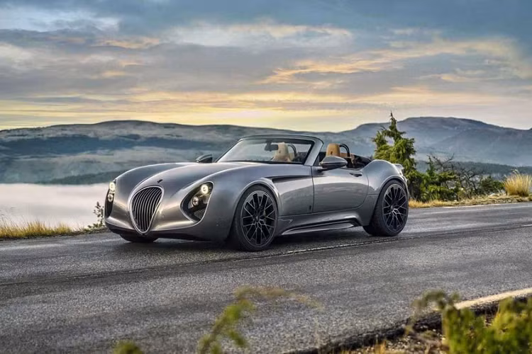 Trên thực tế, mẫu xe Wiesmann Project Thunderball mui trần đẹp mắt này thậm chí còn không trang bị một động cơ đốt trong nào cả vì nó sẽ chạy hoàn toàn bằng điện. Một sự thực thú vị khác về Project Thunderball là hai mô tơ điện của nó không tạo nên hệ dẫn động AWD, vì trong thiết lập ở đây, cả hai đều được gắn ở phía sau.