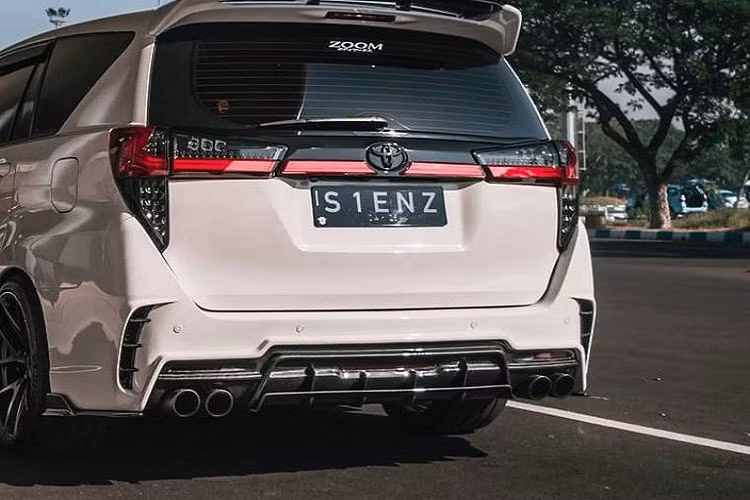 Ở phía thân xe, mẫu MPV Toyota Innova nhái Lamborghini Urus được bổ sung ốp hông mới và bộ vành Vorsteiner VFF101 R20 8.5/10.5, đi kèm lốp Michelin Pilot Super Sports 4S có kích thước 245/35/20 trước và 285/30/20 ở phía sau. Cùng với đó là phanh Brembo GT-R R35 trên cả 4 bánh.