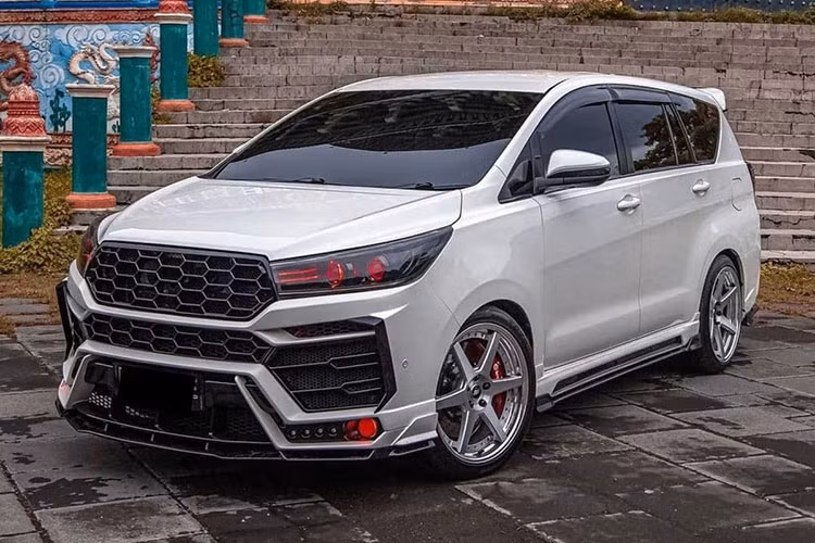 Và cuối cùng là hình ảnh của Toyota Innova giá rẻ đã có màn “lột xác” ngoạn mục với cảm hứng từ mẫu siêu SUV Lamborghini Urus đình đám và đắt tiền.