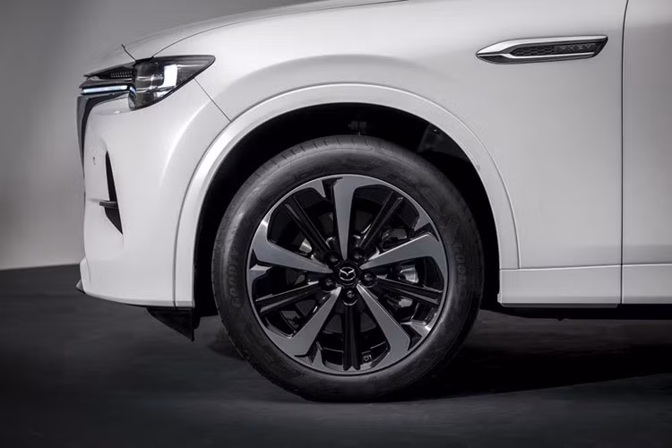 Các chuyên gia sơn của Mazda cho biết màu sơn trắng thông thường đều bị dày hơn so với các màu khác vì phải bổ sung lớp phủ dày để ngăn sơn bị xuyên qua các lớp.