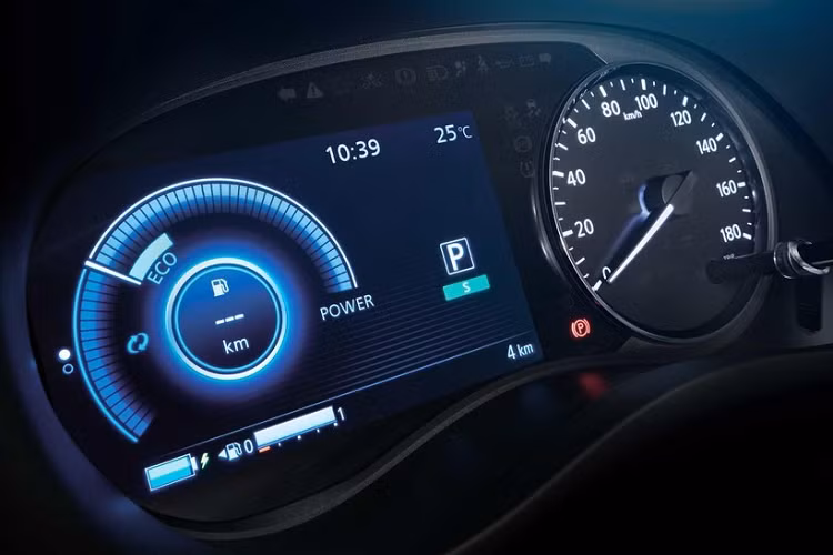 Điểm nhấn cuối cùng của Nissan Kicks 2022 nằm ở hệ thống an toàn. Ở thị trường Thái Lan, mẫu xe này có gói công nghệ an toàn chủ động Nissan Intelligent Mobility, bao gồm hệ thống kiểm soát hành trình, cảnh báo phương tiện cắt ngang khi lùi, camera 360 độ, phanh khẩn cấp tự động, kiểm soát lái thông minh, phát hiện vật thể di động, cảnh báo va chạm phía trước, cảnh báo mất tập trung cho người lái, camera lùi kỹ thuật số và cảnh báo điểm mù.