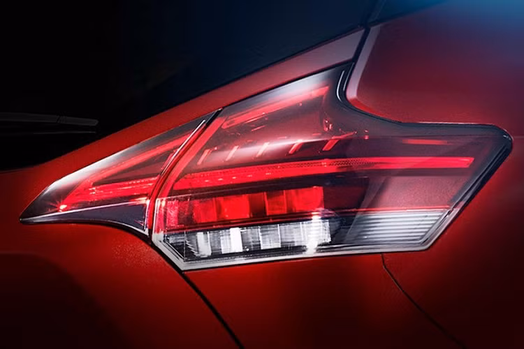 Không chỉ có hệ truyền động e-Power, Nissan Kicks 2022 còn có thiết kế khá bắt mắt với lưới tản nhiệt V-Motion cỡ lớn và cụm đèn pha sắc sảo, tích hợp dải đèn LED định vị ban ngày, trên đầu xe. Trên cản trước còn có khe gió nằm dọc, tích hợp đèn sương mù.