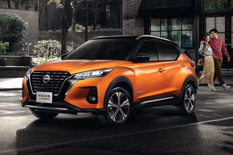Ở Nissan Kicks, hệ truyền động e-Power này bao gồm máy xăng 3 xi-lanh, dung tích 1.2L, sản sinh công suất tối đa 79 mã lực tại tua máy 5.400 vòng/phút và mô-men xoắn cực đại 103 Nm tại tua máy 4.400 vòng/phút. Động cơ này đóng vai trò như máy phát điện dành cho cụm pin 1,57 kWh nằm bên dưới ghế trướ