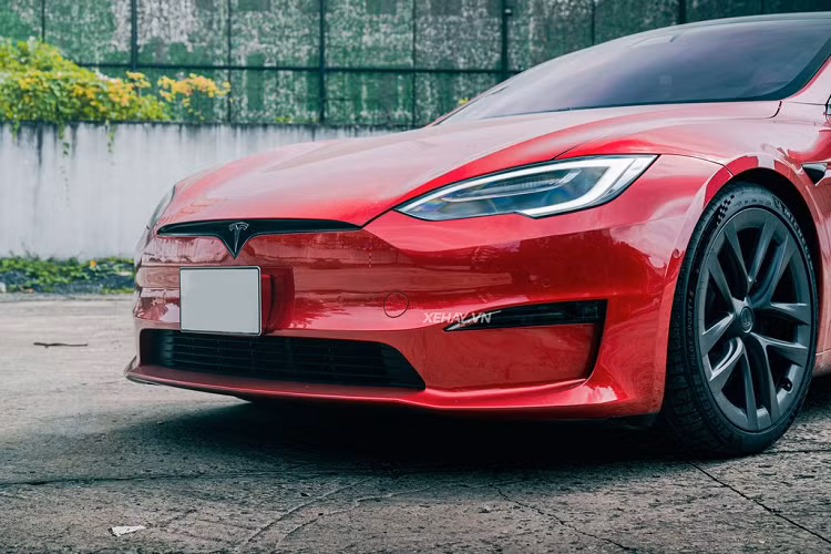 Với thiết kế vòm bánh xe trước và sau mở rộng, ngoại hình của Model S Plaid trở nên cơ bắp, thể thao hơn. Ở bên hông, Tesla Model S Plaid được trang bị thêm một camera bên hông. Trang bị này đóng vai trò như một gương chiếu hậu phụ trợ và là trang bị tiêu chuẩn trên tất cả phiên bản Model S.