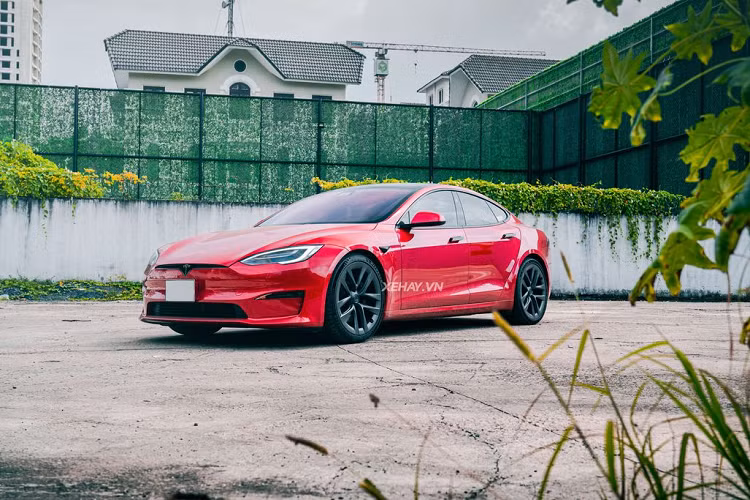 Tesla Model S Plaid được trang bị 3 động cơ điện, sản sinh công suất lên đến 1.020 mã lực. Nhờ đó xe có khả năng tăng tốc 0-100 km/h trong 2,1 giây, tốc độ tối đa 322km/h, quãng đường xe hoạt động vào khoảng 560 km. Đây là mẫu xe được sản xuất đại trà có khả năng tăng tốc nhanh nhất thế giới.