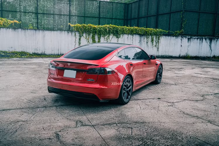 Với mỗi lần sạc pin đầy, Tesla Model S Plaid có thể chạy hết quãng đường dài 410 km đến 795 km, tùy theo thời tiết. Ngoài ra, hệ thống sạc nhanh còn giúp xe có thể di chuyển thêm 300 km chỉ sau 15 phút cắm sạc. Sức mạnh của Tesla Model S Plaid 2022 còn giúp xe chạy hết quãng đường dài 400 m trong thời gian dưới 9 giây và đạt vận tốc tối đa 322 km/h.