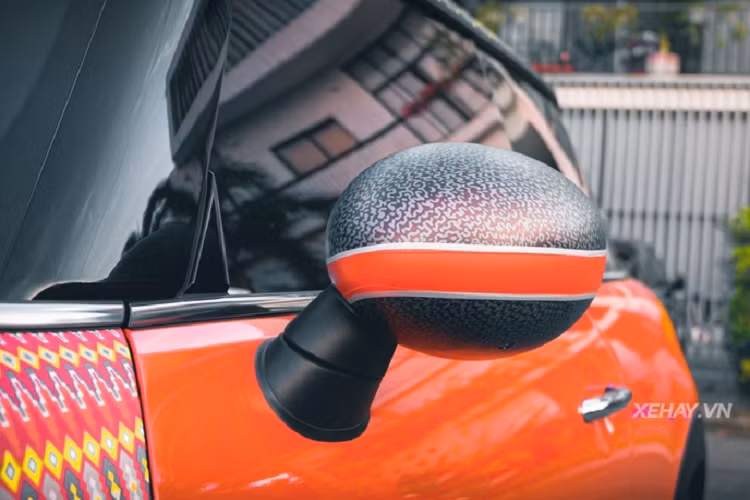 Bộ cánh đặc biệt được thiết kế và thi công bởi một garage chuyên thiết kế decal cá nhân hóa tại Sài Gòn. Với diện mạo này chắc chắn chiếc xe sẽ trở thành tâm điểm thu hút mọi ánh nhìn khi chạy trên đường phố.