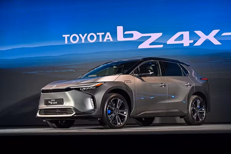 Tại hai quốc gia Thái Lan và Indonesia, Toyota bZ4X 2023 mới được phân phối chính hãng với 2 phiên bản động cơ khác nhau. Tại Thái Lan, bZ4X được trang bị mô tơ đôi dẫn động hai cầu còn tại Indonesia chiếc SUV điện chỉ có bản mô tơ đơn đặt tại cầu trước.