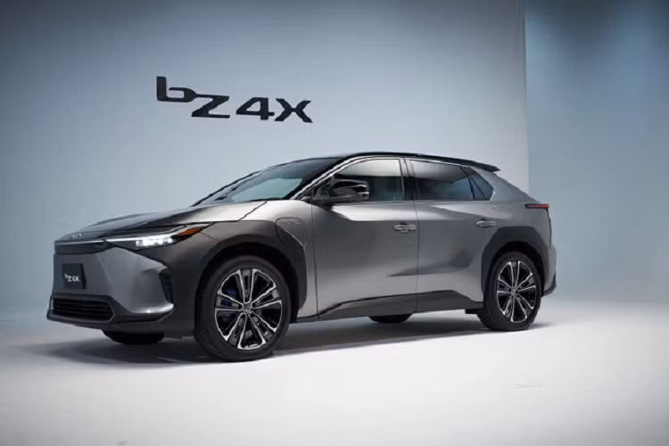Ngoài sự khác biệt về động cơ, cả 2 phiên bản Toyota bZ4X tại Thái Lan và Indonesia đều sở hữu các trang bị cao cấp nhất, bao gồm: cửa sổ trời cỡ lớn, màn cảm ứng trung tâm 12,3 inch hỗ trợ cả Apple CarPlay và Android Auto… . Đặc biệt, xe được trang bị gói an toàn chủ động Toyota Safety Sense 3.0 mới nhất đi kèm tính năng tự đỗ thông minh.
