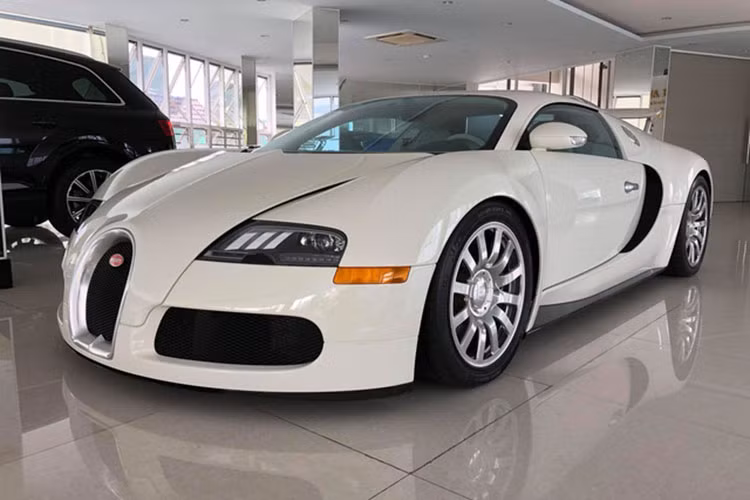 Mới đây, ông Đặng Lê Nguyên Vũ điều khiển chiếc xe thể thao mui trần BMW Z4 mang mã E85 từ Thành phố Thủ Đức đến một showroom bán siêu xe nằm trên đường An Dương Vương, quận 5, TP HCM. Đáng chú ý, chiếc Bugatti Veyron độc nhất Việt Nam cũng có mặt tại đây.