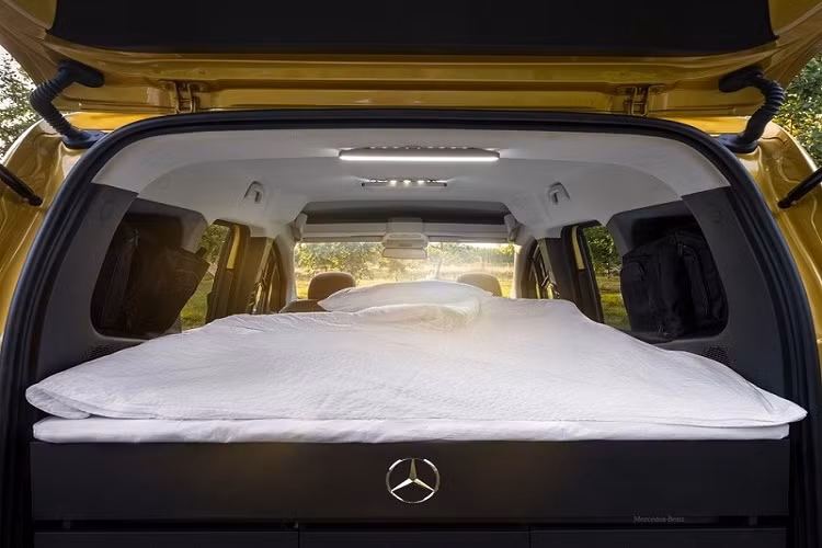 Được biết, các bộ phận giường và bếp rất dễ lắp đặt và tháo gỡ trên xe Mercedes-Benz T‑Class độ Brabus, chỉ mất vài phút mà thôi.