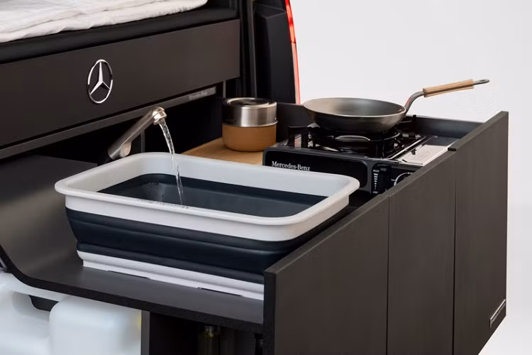 Một số trang bị nổi bật khác gồm trang trí sơn đen ở ngoại thất và ngăn chứa đồ bổ sung.