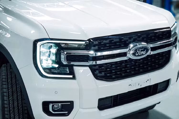 Trước đó, Ford Ranger thế hệ mới đã bị bắt gặp khi đang chạy thử tại Việt Nam và đang hoàn tất những công đoạn chuẩn bị cuối cùng, trước khi được ra mắt tại thị trường Việt vào thời điểm tháng 8 năm nay.