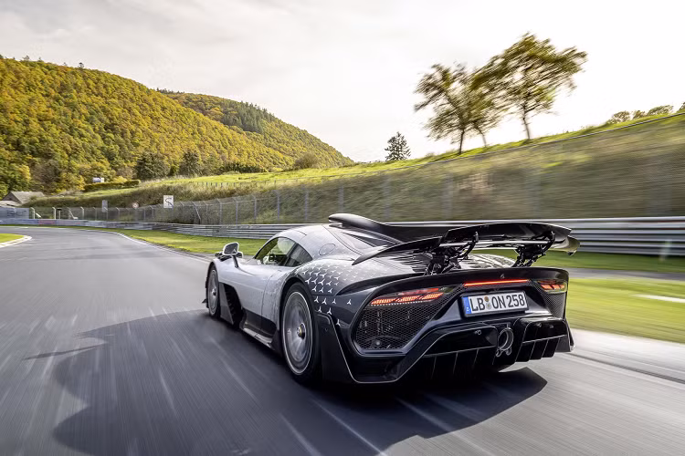 Tay đua Maro Engel cầm lái Mercedes-AMG ONE đã hoàn thành vòng đua với thời gian vòng đua là 6:35,183 quanh đường đua 20,832 km, sử dụng đầy đủ công nghệ bắt nguồn từ F1 và hệ thống truyền động hybrid mang lại công suất 1.049 mã lực.