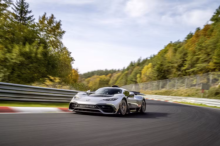 Thời gian vòng đua được ghi nhận tốt nhất của Mercedes-AMG ONE nhanh hơn 8,43 giây so với Mercedes-AMG GT Black Series và nhanh hơn 3,65 giây so với Porsche 911 GT2 RS Manthey-Racing.