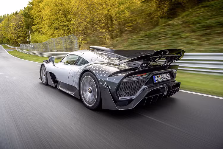Mức giá xe Mercedes-AMG One mức bán ra là 2,72 triệu USD và sản xuất giới hạn 275 chiếc. "Quái thú" sánh ngang với Aston Martin Valkyrie và Gordon Murray T.50, cả hai đều trang bị động cơ V12 tập trung vào đường đua.