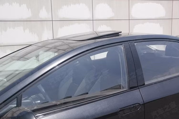 Cụ thể, Toyota bZ3 mang trên mình thiết kế đi trước thời đại với những đường gân sắc sảo xuất hiện khắp nơi. Mẫu sedan thuần điện này còn có cụm đèn pha LED mượt mà và dải đèn LED định vị ban ngày nằm vắt ngang trên đầu xe. Vì là ô tô điện nên Toyota bZ3 không có lưới tản nhiệt mà chỉ đi kèm hốc gió trung tâm khá rộng trên cản trước.