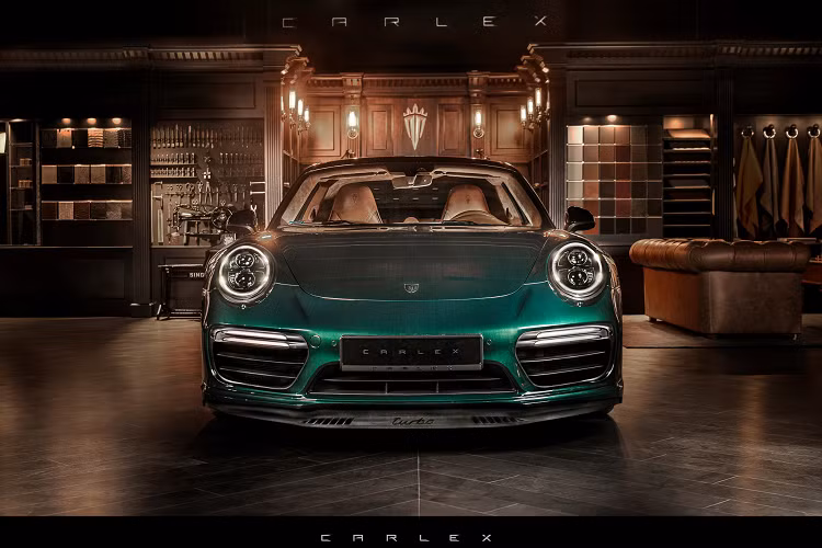 Mẫu xe này được thiết kế dựa trên thế hệ 991.2 của 911 Turbo được bán ra trong giai đoạn từ năm 2015 đến 2018. Nhìn từ xa, chiếc đặc biệt “Racing Green” của Carlex Design trông giống như một chiếc Porsche 911 Turbo màu xanh lá cây thông thường, nhưng nhìn kỹ hơn mới thấy sự độc đáo của lớp sơn ngoại thất trên xe.