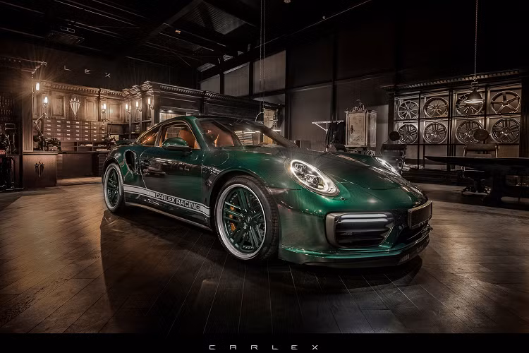 Một trong những tác phẩm mới nhất của đội ngũ chính là chiếc Porsche 991 Turbo độ Carlex Design thế hệ trước được làm mới thông qua sự kết hợp độc đáo giữa màu xanh lá cây bên ngoài và da nâu bên trong.