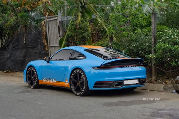 Được biết, quá trình làm đẹp cho Porsche 911 Carrera của Joyce Phạm được thực hiện bởi đơn vị chuyên dán decal cho dàn xe của doanh nhân Minh Nhựa