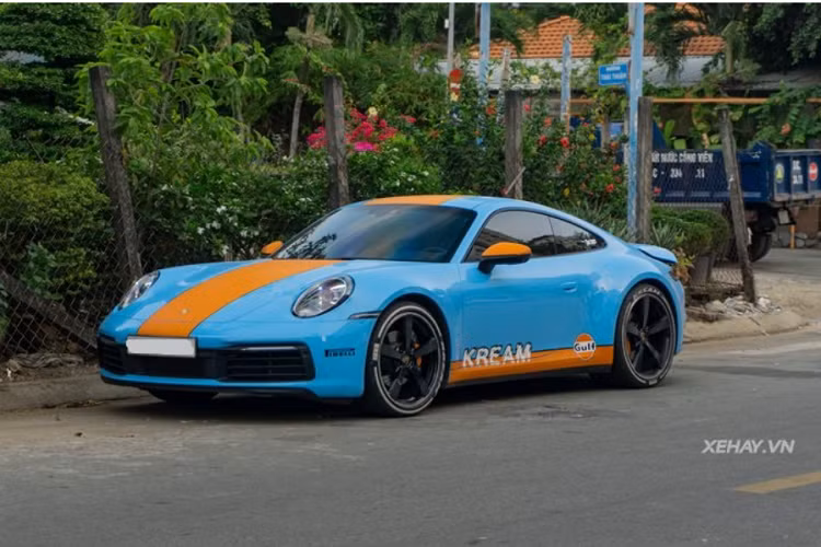 Không rõ chiếc Porsche 911 Carrera của cô nàng thuộc phiên bản gì vì dòng chữ tên xe ở phía đuôi đã được thay thế thành chữ số "911". 911 Carrera thế hệ mới (coupe) hiện đang được phân phối chính hãng tại Việt Nam với 3 phiên bản: Carrera, Carrera 4, Carrera S và Carrera 4S với giá bán lần tượt là 6,92 - 7,4 - 7,85 - 8,32 tỷ đồng.