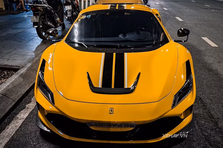 Viền hốc hút gió trên mui siêu xe Ferrari F8 Spider phía trước cũng được thay bằng vật liệu sợi carbon giúp tạo thêm điểm nhấn cho siêu xe mui trần. Gần đây, chiếc xe này đã được chủ nhân độ thêm gương chiếu hậu sợi carbon có thiết kế lấy cảm hứng từ xe đua GT3. Được biết chi tiết này cũng thuộc gói độ cao cấp nhất của Novitec, là N-Largo.