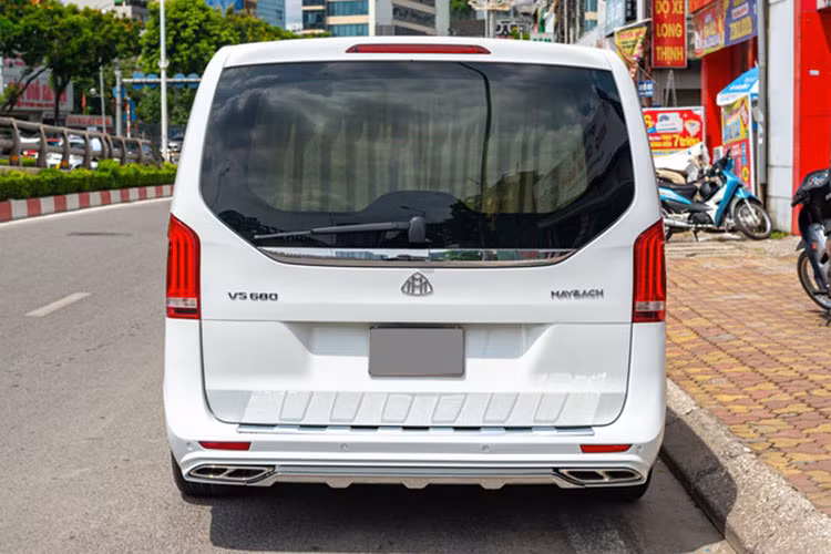 Đuôi xe không có quá nhiều sự khác biệt ngoài phần hệ thống ống xả kép đặt đối xứng hai bên. Tên phiên bản đã được chủ nhân gắn mới có tên "VS 680" cùng logo "Maybach". Đèn hậu cũng là dạng full LED.