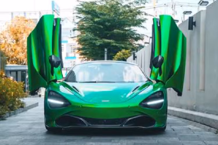 Ngoại trừ việc "đổi áo" thì ngoại thất xe gần như không có cập nhật nào nữa. McLaren 720S Spider mui trần vẫn dùng bộ la-zăng 5 chấu kép sơn đen mờ, đi kèm kẹp phanh màu cam tương phản nổi bật.
