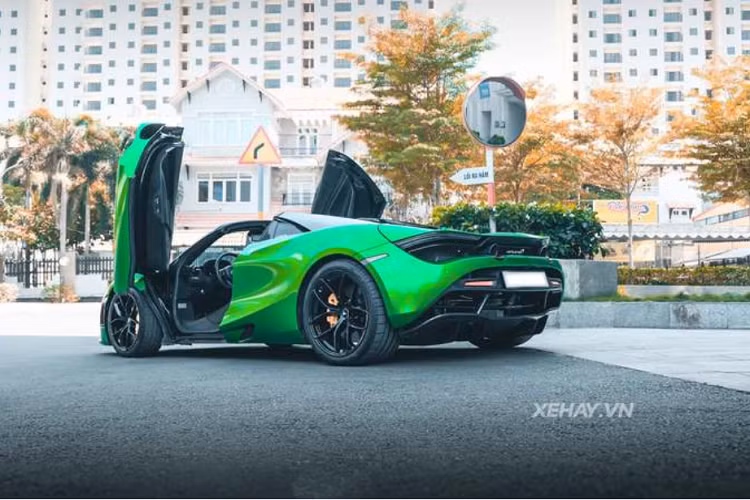 Trong đó, phần mui cứng của siêu xe được làm bằng sợi carbon có cơ chế gập điện nâng/hạ chỉ trong 11 giây, nhanh hơn 6 giây so với đàn em 650 Spider. Đặc biệt, phần mui này có thể hoạt động ở tốc độ lên tới 50 km/h mà vẫn rất êm ái. 