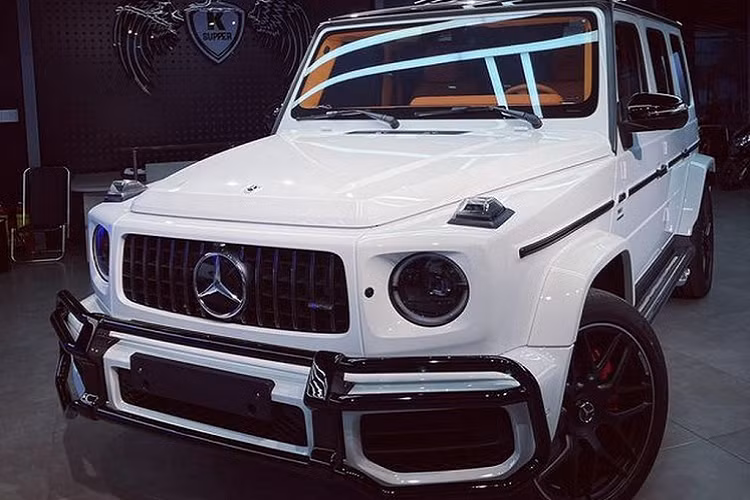 Cụ thể, nữ doanh nhân xinh đẹp này đã may mắn bấm được biển số 39-79 cho chiếc Mercedes-AMG G63 của mình. Theo phong thuỷ, chiếc Mercedes-AMG G63 biển cặp thần tài nhỏ và thần tài lớn này mang đến những giá trị cát lợi, may mắn cho chủ sở hữu, có thể bổ trợ giúp cho công việc làm ăn thuận lợi, kinh doanh đắc tài sai lộc, có nhiều tài lộc đưa đến, nên rất được giới nhà giàu Việt săn đón.
