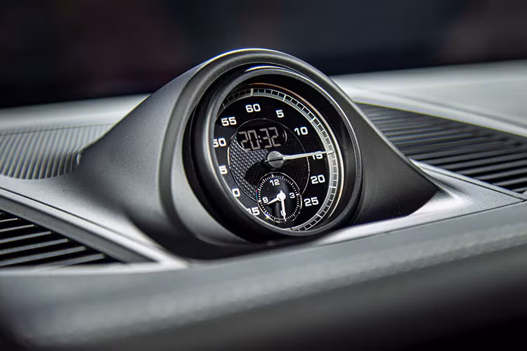Di chuyển vào trong, nội thất của Porsche Macan 2022 đi theo phong cách hiện đại, trẻ trung và đậm chất thể thao, với một chiếc đồng hồ analog nằm ở chính giữa táp-lô mang tính nhận diện thương hiệu. Các phím bấm cảm ứng điều khiển hệ thống điều hòa và hệ thống thông tin giải trí nằm gọn gàng hai bên cần số, tạo cảm giác gọn gàng và dễ sử dụng hơn.