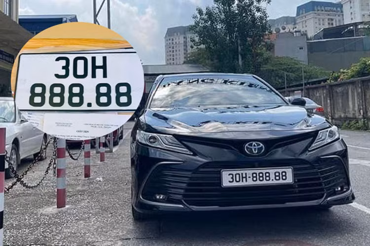 Thực tế, việc "săn" biển đẹp, biển tứ quý, ngũ quý vốn đã không còn xa lạ gì với người dân Việt Nam. Tuy nhiên, để có thể sở hữu những loại biển số như chiếc xe Toyota Camry biển 88.888 này thì đòi hỏi chủ nhân của chiếc xe phải là người rất "may mắn".