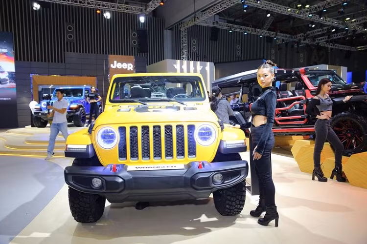 Đúng như tên gọi, Grand Cherokee L là phiên bản kéo dài so với Grand Cherokee. Nếu như bản thường cạnh tranh với BMW X5 thì bản L lại cạnh tranh với BMW X7 bởi có kích thước gần tương đương. Số đo dài x rộng của Grand Cherokee L là 5.204 x 1.979mm.