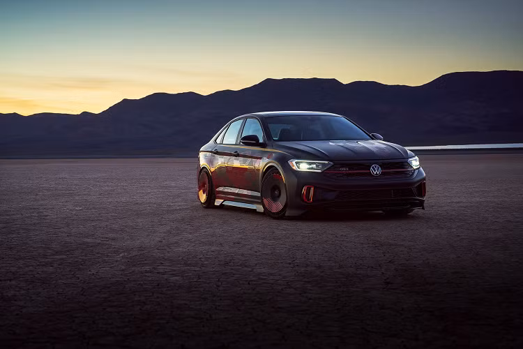 Phiên bản hiệu năng cao Volkswagen Jetta GLI Performance 2022 mới này là một mẫu xe độ khác biệt, thiết kế độc đáo cùng hiệu năng ấn tượng. Mẫu xe này được phát triển dựa trên Jetta GLI Autobahn và đưa phiên bản này lên đỉnh cao.