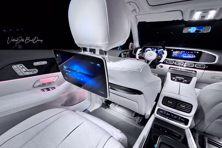 Ngoài ra, Mercedes-Maybach GLS Edition 100 cũng có khoang sau hạng nhất được cách âm chống ồn với hệ thống âm thanh vòm Burmester 4D, có chức năng sưởi và mát xa cho ghế, cùng màn hình công nghệ cao phục vụ cho thông tin giải trí.