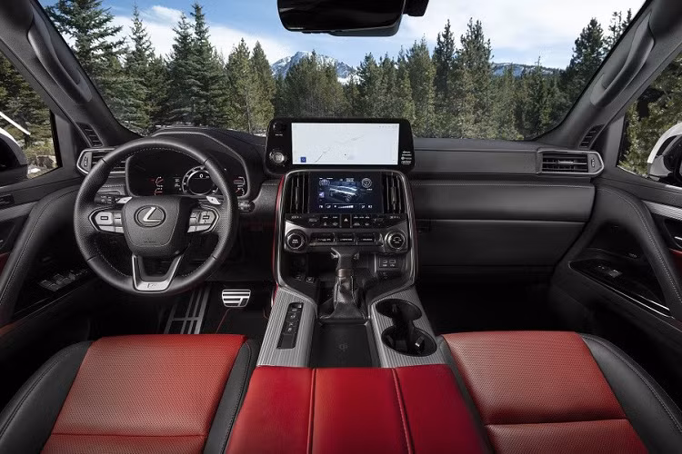 Bước vào bên trong Lexus LX 600 F SPORT 2022, người dùng sẽ được chào đón bằng vô lăng và cần số bọc da, vừa cải thiện vẻ thẩm mỹ vừa tăng độ bám khi cầm, nắm. Tiếp đến là ghế thể thao được thiết kế đặc biệt cho xe, đi kèm tựa đầu dập logo F SPORT.