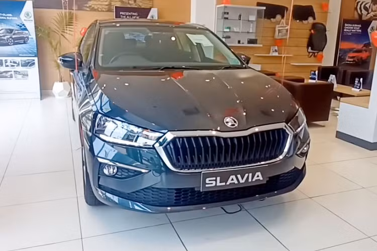 Về trang bị ngoại thất, bản tiêu chuẩn Active của xe có đèn pha Halogen tích hợp dải đèn LED định vị ban ngày, vành thép 15 inch đi kèm ốp la-zăng màu bạc, tay nắm cửa sơn cùng màu thân xe, đèn hậu LED và gương chiếu hậu chỉnh điện, gập tay. 