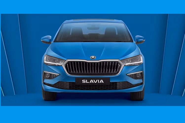So với người anh em Kushaq, Skoda Slavia "sinh sau đẻ muộn" hơn khi mãi đến tháng 3 năm nay mới ra mắt tại thị trường Ấn Độ. Nằm bên trong mẫu sedan hạng B này cũng là cơ sở gầm bệ MQB A0 IN tương tự Skoda Kushaq. Đây là cơ sở gầm bệ dành riêng cho xe ở những thị trường đang nổi như Ấn Độ do tập đoàn mẹ Volkswagen của thương hiệu Skoda phát triển. 