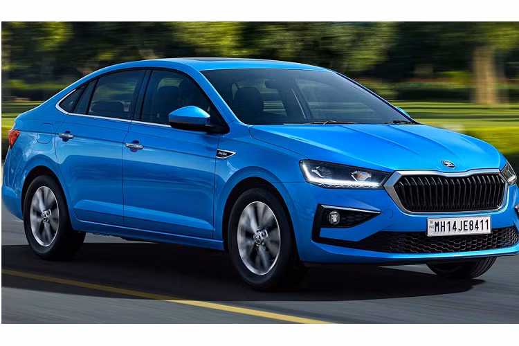 Một điều đáng tiếc nữa là Skoda Slavia chỉ được trang bị phanh đĩa trên 2 bánh trước trong khi bánh sau dùng phanh tang trống, giống Honda City. Tại thị trường Ấn Độ, Skoda Slavia có 2 tùy chọn động cơ giống Kushaq. Thứ nhất là động cơ xăng TSI 3 xi-lanh, dung tích 1.0L với công suất tối đa 115 mã lực và mô-men xoắn cực đại 175 Nm. Thứ hai là động cơ xăng TSI 4 xi-lanh, dung tích 1.5L, sản sinh công suất tối đa 150 mã lực và mô-men xoắn cực đại 250 Nm. 