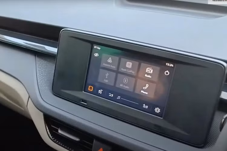 Ở bản tiêu chuẩn, Skoda Slavia đi kèm những trang bị nội thất như màn hình cảm ứng trung tâm 7 inch, hỗ trợ Apple CarPlay/Android Auto, hệ thống âm thanh 4 loa, vô lăng chỉnh 4 hướng, tích hợp phím chỉnh âm lượng, bảng đồng hồ kết hợp giữa analogue và màn hình đa thông tin, điều hòa chỉnh tay, 4 cửa sổ chỉnh điện, mở cửa không cần chìa khóa hay ghế bọc nỉ màu đen. 