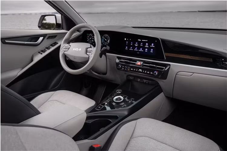 Kia cũng trang bị một loạt những công nghệ hiện đại cho mẫu xe này với bộ ADAS tiêu chuẩn, nó bao gồm điều khiển hành trình thông minh dựa trên điều hướng, Hệ thống hỗ trợ đỗ xe thông minh từ xa với Hỗ trợ lái xe đường cao tốc II và hỗ trợ công nghệ AI (có trên phiên bản cao cấp), phanh tự động phía sau.