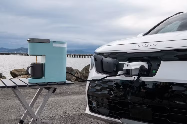 Kia Niro EV trang bị bộ pin 64,8 kWh cho phép xe hoạt động trong phạm vi ước tính khoảng 407 km, nhiều hơn một chút so với phạm vi chỉ 385 km của phiên bản tiền nhiệm.
