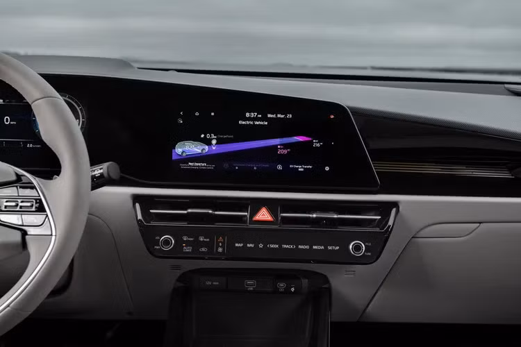 Ngoài ra mẫu xe này cũng có thêm gói tùy chọn sưởi ở ghế sau. Niro EV Wave còn sở hữu bộ biến tần theo xe (V2L) cho phép nó cung cấp năng lượng cho các thiết bị điện tử hoặc thậm chí là các loại xe điện khác.