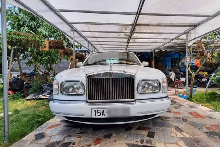 Hãng xe siêu sang Rolls-Royce rất được lòng các đại gia Việt. Mới đây, nhất, một chiếc xe siêu sang Rolls-Royce Silver Seraph đời 1999 vốn chỉ được sản xuất thời gian rất ngắn khoảng 4 năm trước khi bị khai tử để nhường dây chuyền sản xuất lại cho mẫu xe Phantom thế hệ thứ 7 bất ngờ được chào bán trên sàn xe cũ.