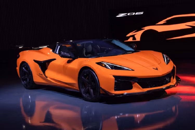 Là thế hệ Z06 đầu tiên có thiết kế động cơ đặt giữa, Chevrolet Corvette Z06 2023 thể thao được tuyên bố là mẫu siêu xe thương mại sở hữu khối động cơ V8 hút khí tự nhiên mạnh nhất thế giới.